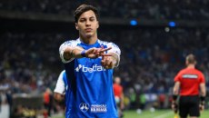 Είχε πρόγραμμα: Έβαλε γκολ, του πέταξαν μπύρα, ήπιε… τζούρα και πανηγύρισε! (vid)