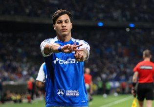 Είχε πρόγραμμα: Έβαλε γκολ, του πέταξαν μπύρα, ήπιε… τζούρα και πανηγύρισε! (vid)