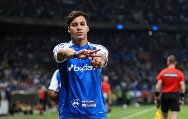 Είχε πρόγραμμα: Έβαλε γκολ, του πέταξαν μπύρα, ήπιε… τζούρα και πανηγύρισε! (vid)