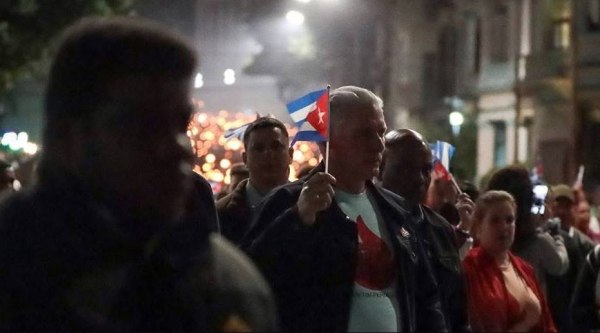 Οι ΗΠΑ επιβάλουν δασμούς σε όποιον προμηθεύει πετρέλαιο στην Κούβα – Μεγαλειώδης πορεία στην Αβάνα