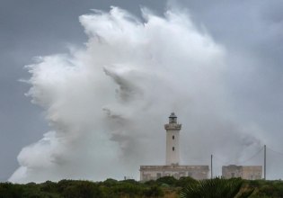 Η Ιταλία στο έλεος του κυκλώνα Χάρι – H θάλασσα βγήκε στους δρόμους [βίντεο]