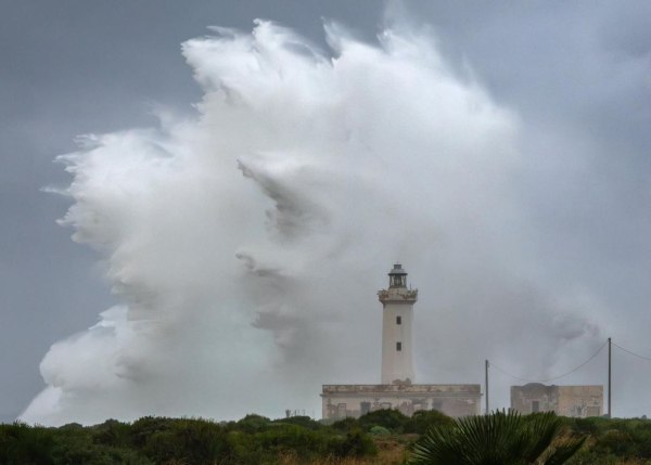 Η Ιταλία στο έλεος του κυκλώνα Χάρι – H θάλασσα βγήκε στους δρόμους [βίντεο]