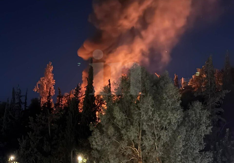 Φωτιά στη Δάφνη κοντά στον σταθμό του Μετρό «Άγιος Ιωάννης»