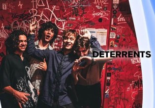 Deterrents: Το νεανικό εναλλακτικό ροκ γκρουπ στο Temple Athina