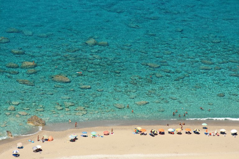 To Conde Nast Traveller εκθειάζει τα ελληνικά νησιά – Ποια προτείνει για το 2026