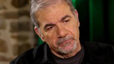 «Ήμασταν η π@@@@να με το εξώγαμο»: Ο Δημήτρης Σταρόβας εξομολογείται – Ο βιολογικός πατέρας, η εγκατάλειψη, το στίγμα και το σοκ