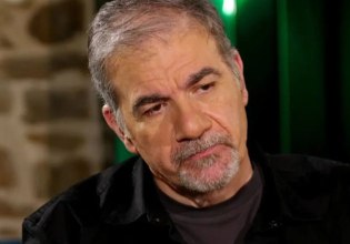 «Ήμασταν η π@@@@να με το εξώγαμο»: Ο Δημήτρης Σταρόβας εξομολογείται – Ο βιολογικός πατέρας, η εγκατάλειψη, το στίγμα και το σοκ