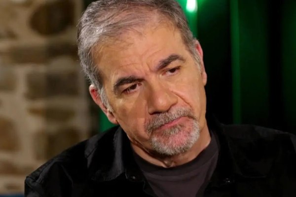 «Ήμασταν η π@@@@να με το εξώγαμο»: Ο Δημήτρης Σταρόβας εξομολογείται – Ο βιολογικός πατέρας, η εγκατάλειψη, το στίγμα και το σοκ