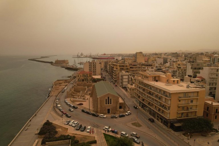Κρήτη: Υψηλά επίπεδα αφρικανικής σκόνης λόγω νότιων ανέμων – Συστάσεις προς τους πολίτες