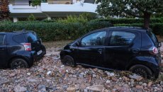 Γλυφάδα: «Της είπαν ότι πλημμύριζε το σπίτι της» – Μαρτυρία γειτόνισσας για τον τραγικό θάνατο της 56χρονης