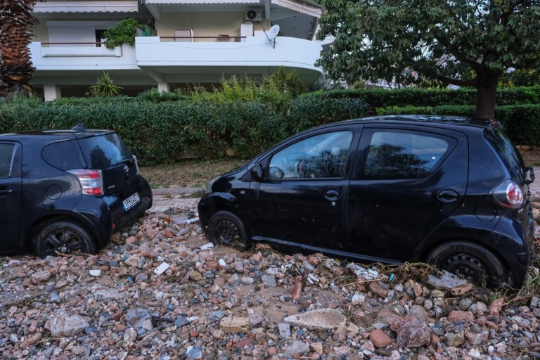 Γλυφάδα: «Της είπαν ότι πλημμύριζε το σπίτι της» – Μαρτυρία γειτόνισσας για τον τραγικό θάνατο της 56χρονης