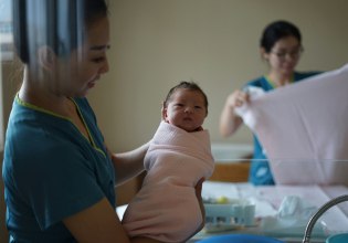 Όταν μια υπερδύναμη γερνά: Ιστορικό χαμηλό γεννήσεων και τέταρτη χρονιά μείωσης πληθυσμού στην Κίνα