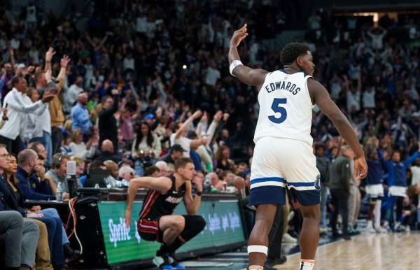 Με τρομερό Έντουαρντς, οι Τίμπεργουλβς έσπασαν το σερί των Χιτ (vids)