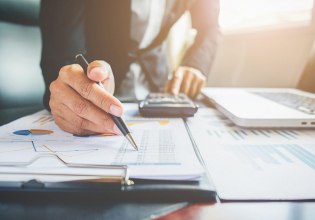 Ανατροπές στη φορολογία φέρνει το 2026 για ελεύθερους επαγγελματίες