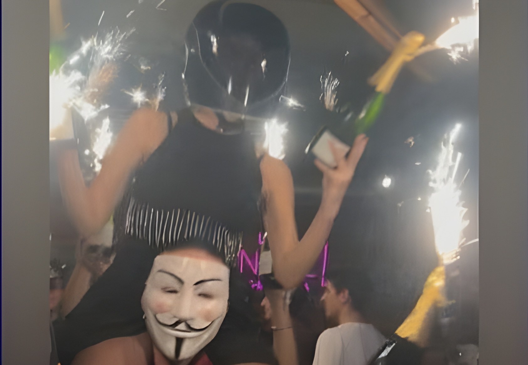 Κραν Μοντανά: Φωτογραφία ντοκουμέντο μέσα στο νυχτερινό κλαμπ λίγο πριν ξεσπάσει η φονική πυρκαγιά