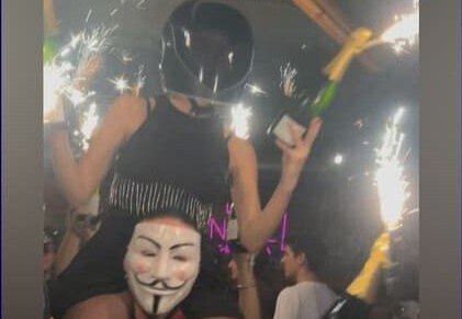 Ελβετία: Φωτογραφία ντοκουμέντο μέσα στο νυχτερινό κλαμπ λίγο πριν ξεσπάσει η φονική πυρκαγιά