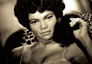 «Σαδίστρια νυμφομανής» – Όταν η CIA φακέλωσε την Έρθα Κιτ ως «επικίνδυνη κομμουνίστρια, εχθρό του λαού»