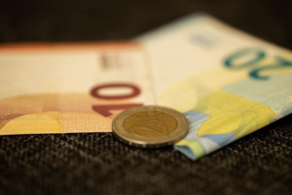 Ανάπτυξη: Γιατί ενώ το ΑΕΠ αυξάνεται τα εισοδήματα μένουν πίσω