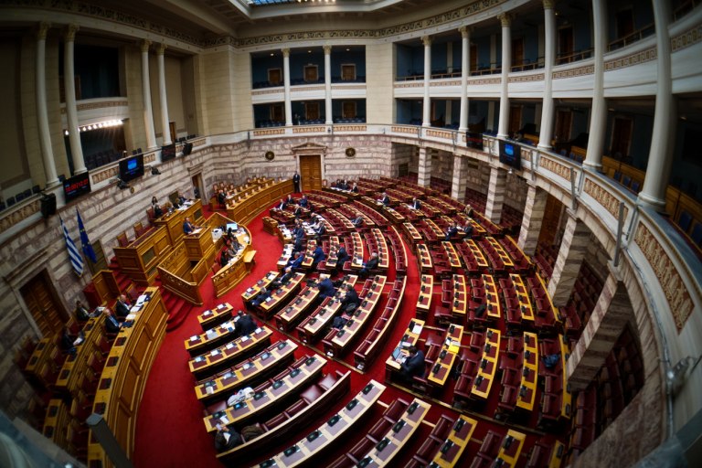 Το 112 ήχησε στη Βουλή και προκάλεσε μίνι αντιπαράθεση – Δείτε βίντεο