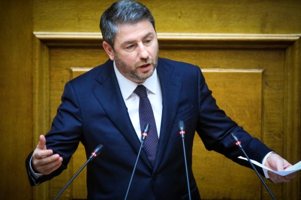 Ανδρουλάκης: Ανεβάζει τους τόνους απέναντι στην κυβέρνηση – Δείτε live την ομιλία στη Βουλή