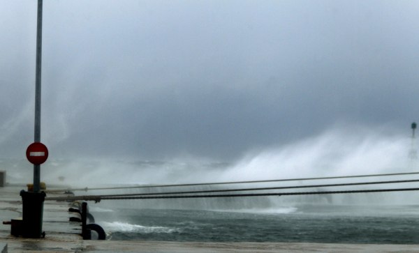 Καιρός: Θυελλώδεις νοτιάδες σε Ιόνιο και Αιγαίο –  Πού θα έχει ισχυρές βροχές και καταιγίδες