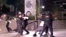 Αστυνομικός σημάδεψε και πυροβόλησε στο μάτι διαδηλωτή από κοντινή απόσταση στην Καλιφόρνια [βίντεο]