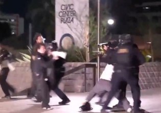 Αστυνομικός σημάδεψε και πυροβόλησε στο μάτι διαδηλωτή από κοντινή απόσταση στην Καλιφόρνια [βίντεο]