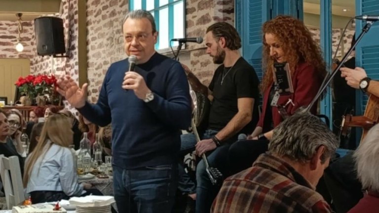 Το τραγούδι του Σωκράτη Φάμελλου στην κοπή πίτας [βίντεο]