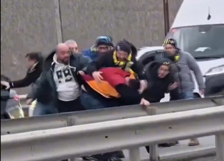 Ξυλοδαρμός οπαδού της Γαλατάσαραϊ από οπαδούς της Φενέρμπαχτσε! (vid)