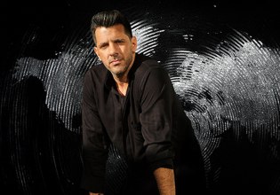 Θοδωρής Φέρρης – «Όσο Θα Γυρίζει Η Γη» το νέο του album με 11 συναρπαστικά τραγούδια