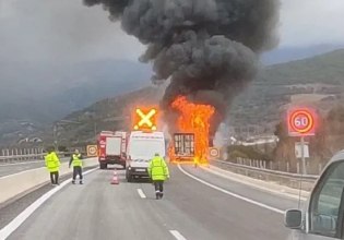 Νταλίκα τυλίχθηκε στις φλόγες στην Εγνατία Οδό – Μετέφερε πλαστικά