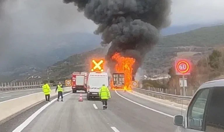 Νταλίκα τυλίχθηκε στις φλόγες στην Εγνατία Οδό – Μετέφερε πλαστικά