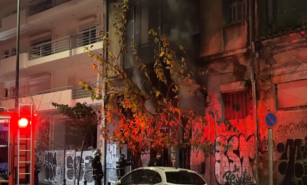 Φωτιά σε εγκαταλελειμμένο κτίριο στo κέντρο της Αθήνας – Διακοπή της κυκλοφορίας στην οδό Λιοσίων
