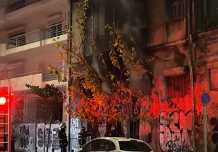 Φωτιά σε εγκαταλελειμμένο κτίριο στo κέντρο της Αθήνας – Διακοπή της κυκλοφορίας στην οδό Λιοσίων
