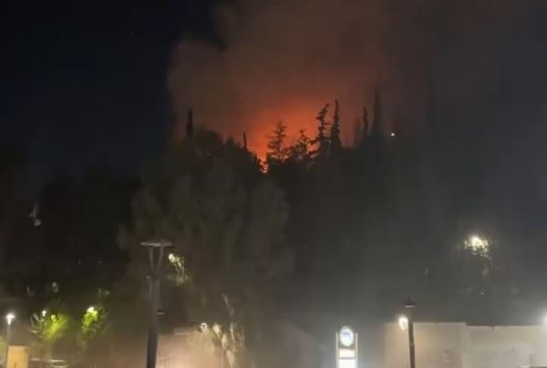 Φωτιά στη Δάφνη κοντά στον σταθμό του Μετρό «Άγιος Ιωάννης»