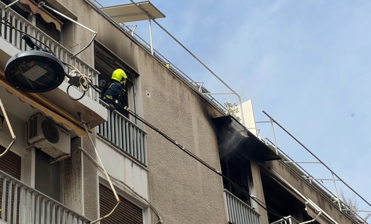 Αθήνα: Φωτιά σε διαμέρισμα στην πλατεία Αμερικής – Επί ποδός η πυροσβεστική