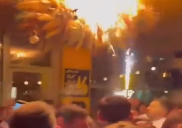 Ελβετία: Από «κερί-βεγγαλικό» ξεκίνησε η φωτιά – Η παραλίγο τραγωδία με τον ίδιο τρόπο σε μπαρ στο Παγκράτι