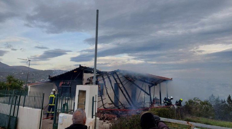 Ραφήνα: Φωτιά σε κατοικία – Χωρίς τις αισθήσεις του ανασύρθηκε ένοικος