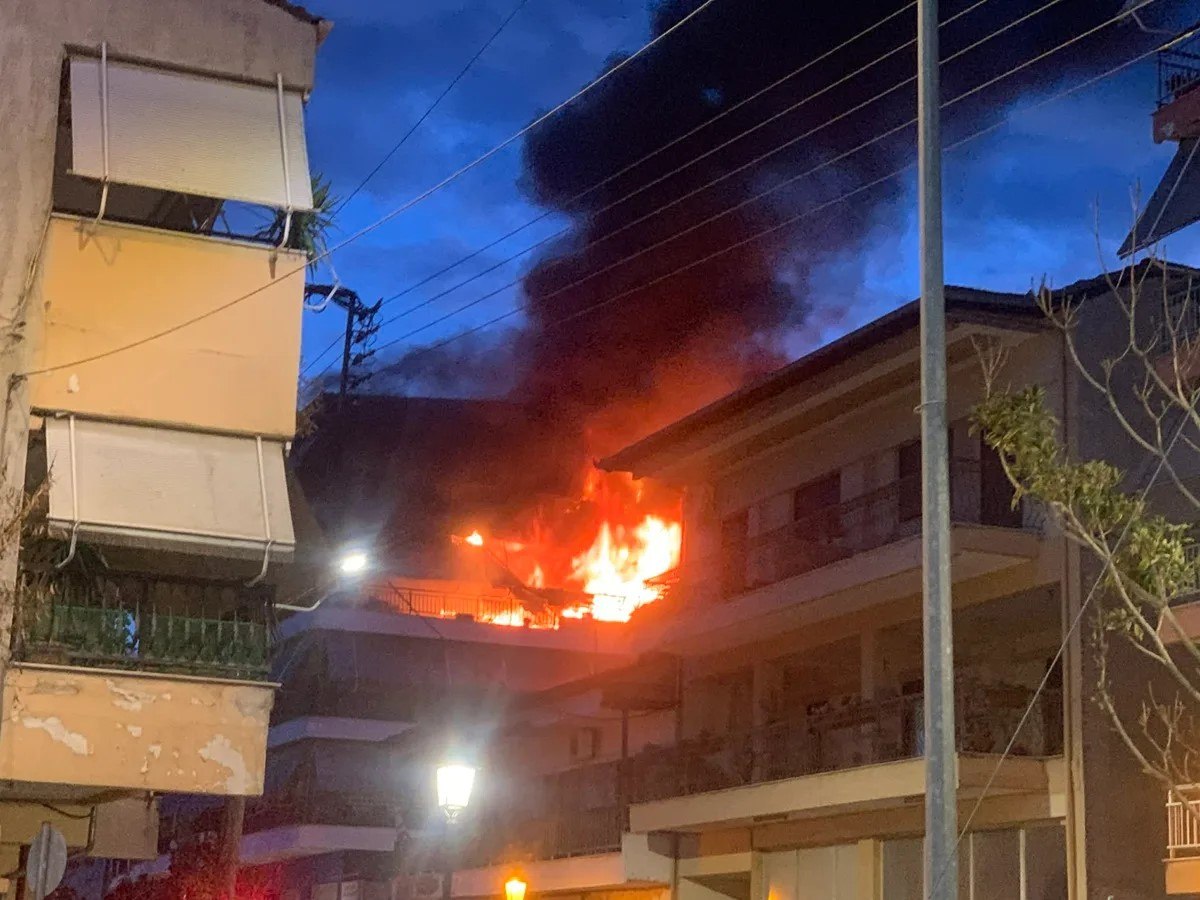 Ημαθία: Υπό έλεγχο η φωτιά σε πολυκατοικία στην Αλεξάνδρεια – Κάηκαν 4 διαμερίσματα, απεγκλωβίστηκε ηλικιωμένος