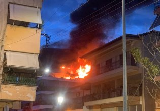 Ημαθία: Υπό έλεγχο η φωτιά σε πολυκατοικία στην Αλεξάνδρεια – Κάηκαν 4 διαμερίσματα, απεγκλωβίστηκε ηλικιωμένος
