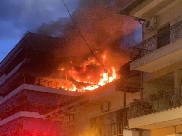 Μεγάλη φωτιά σε πολυκατοικία στην Αλεξάνδρεια Ημαθίας