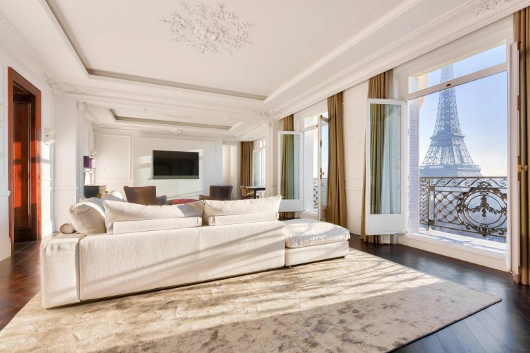 Γαλλία: Η φορολογία τρομάζει τους πλούσιους – Στο μάτι του κυκλώνα τα ακίνητα