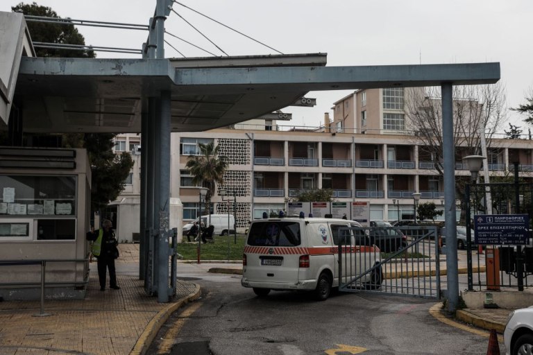 εικόνα που δείχνει ασθενοφόρο να εισέρχεται στο Νοσοκομείο «Γεννηματάς»