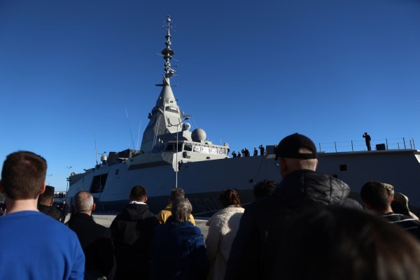 Για να νιώσει ξανά υπερήφανη η χώρα χρειάζεται κάτι παραπάνω από μία φρεγάτα