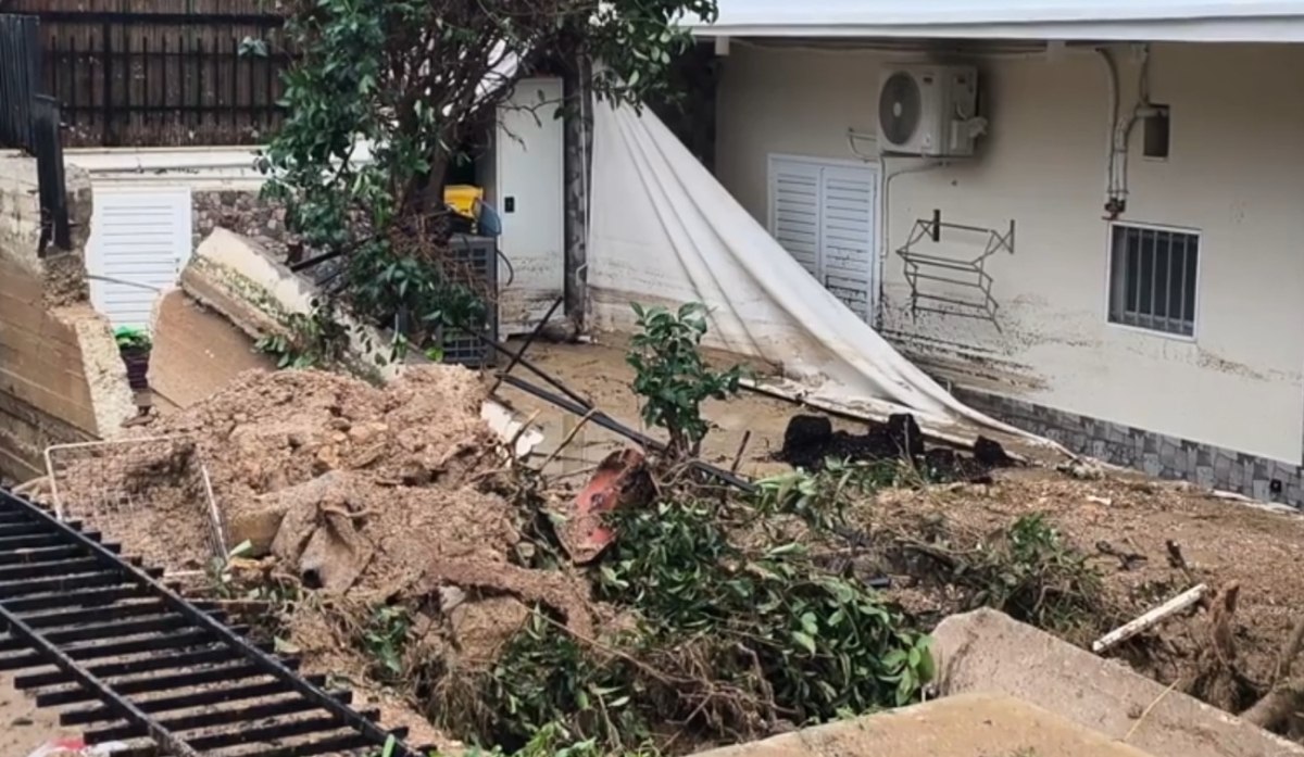 Γλυφάδα: Κόντεψαν να πνιγούν μέσα στο σπίτι τους – «Το νερό έφτασε το 1,60 – Δεν έχουμε ούτε ρούχα»