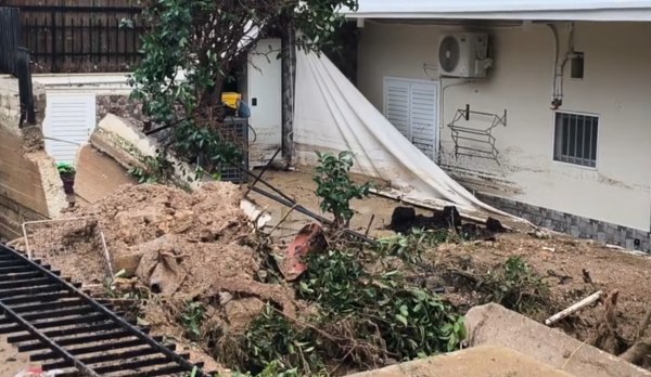 Γλυφάδα: Κόντεψαν να πνιγούν μέσα στο σπίτι τους – «Το νερό έφτασε το 1,60 – Δεν έχουμε ούτε ρούχα»