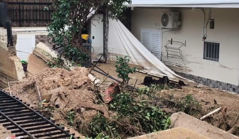 Γλυφάδα: Κόντεψαν να πνιγούν μέσα στο σπίτι τους – «Το νερό έφτασε το 1,60 – Δεν έχουμε ούτε ρούχα»