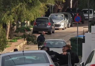 Γλυφάδα: Οι πρώτες εικόνες μετά την άγρια πατροκτονία – «Το περιμέναμε» λένε οι γείτονες