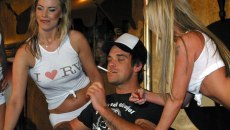 Έπινα ένα μπουκάλι βότκα την ημέρα: Ο Ρόμπι Γουίλιαμς για τα καταθλιπτικά του χρόνια με τους Take That