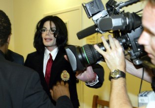 «Πιστεύω απολύτως ότι είναι ένοχος για κακοποίηση ανηλίκων» – Ο υπεύθυνος δημοσίων σχέσεων του Μάικλ Τζάκσον άλλαξε γνώμη